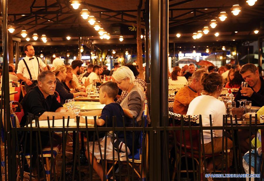 FRANCIA-PARIS-BARRIO DE MONTMARTRE-NOCHE