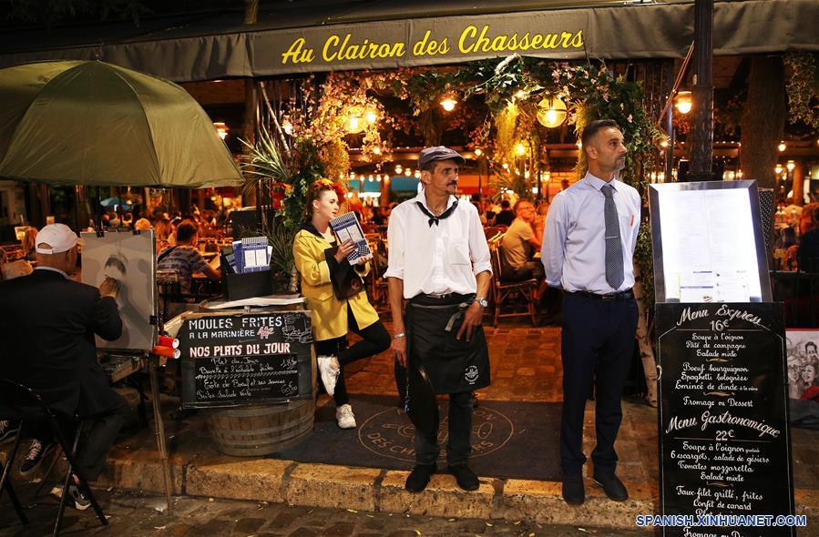 FRANCIA-PARIS-BARRIO DE MONTMARTRE-NOCHE