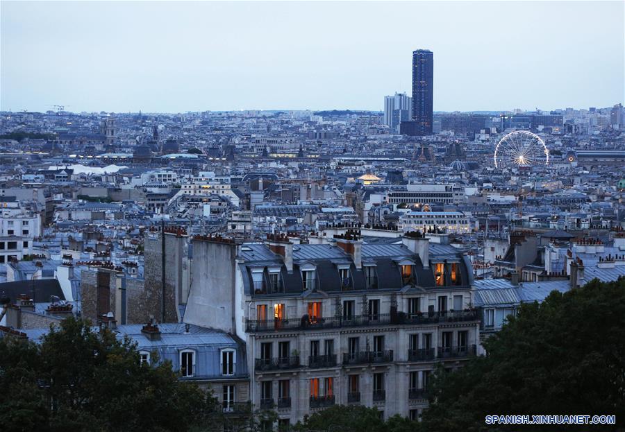 FRANCIA-PARIS-BARRIO DE MONTMARTRE-NOCHE