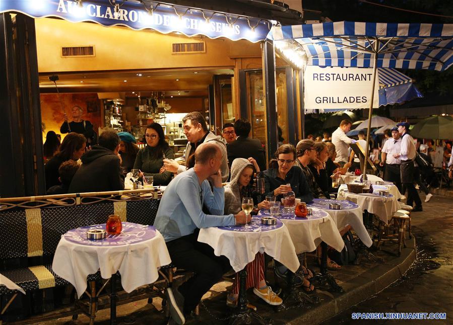 FRANCIA-PARIS-BARRIO DE MONTMARTRE-NOCHE