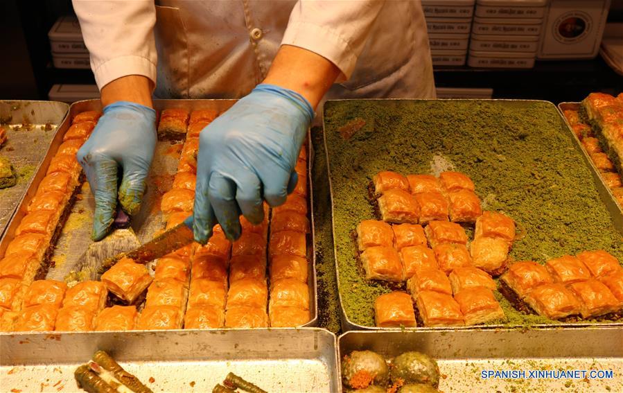 TURQUIA-ESTAMBUL-ALIMENTOS-BAKLAVA