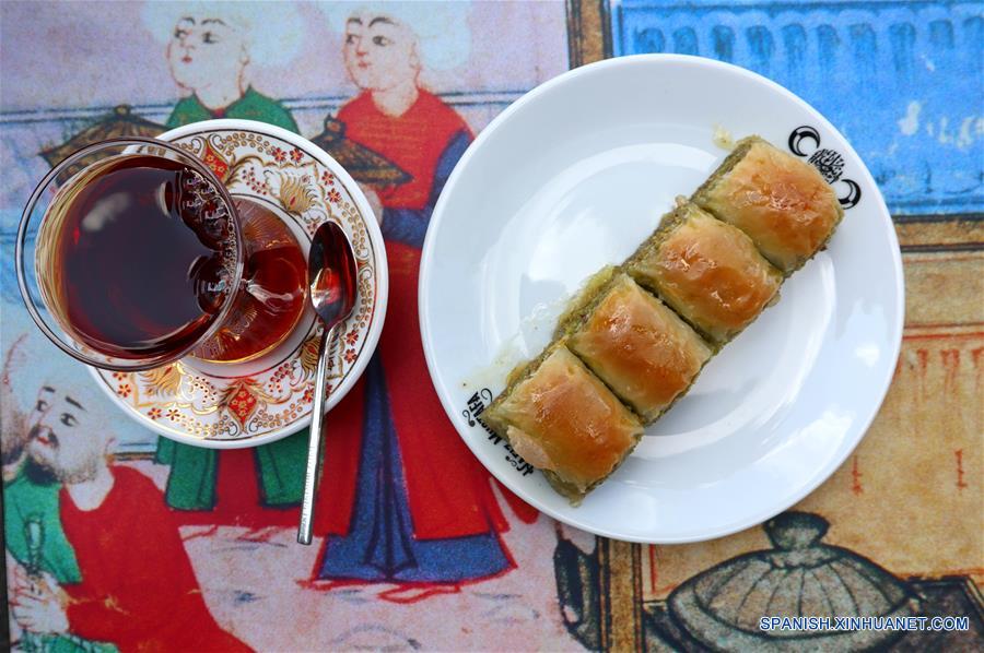 TURQUIA-ESTAMBUL-ALIMENTOS-BAKLAVA