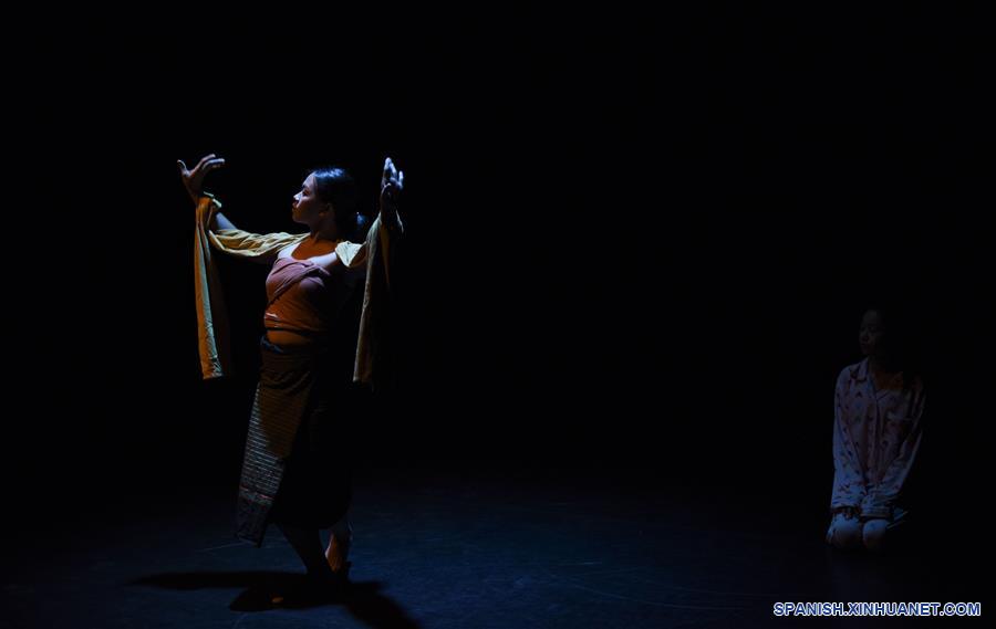 LAOS-VIENTIANE-DANZA TEATRAL CONTEMPORANEA