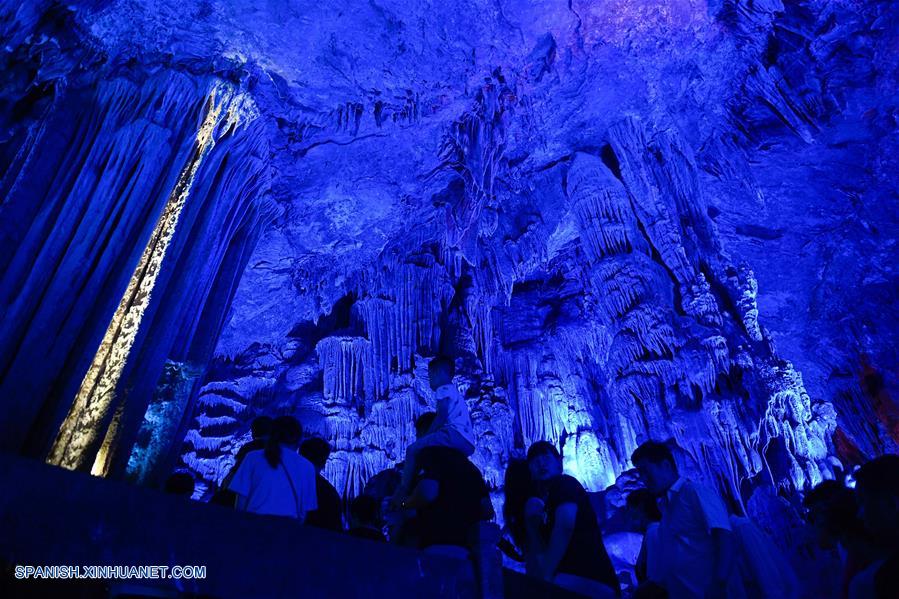 CHINA-ZHEJIANG-CUEVA KARSTICA-PAISAJE