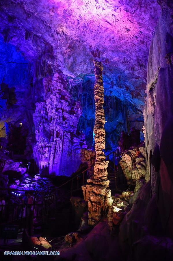 CHINA-ZHEJIANG-CUEVA KARSTICA-PAISAJE