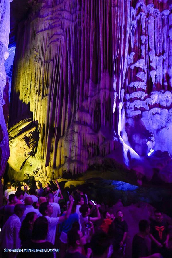 CHINA-ZHEJIANG-CUEVA KARSTICA-PAISAJE