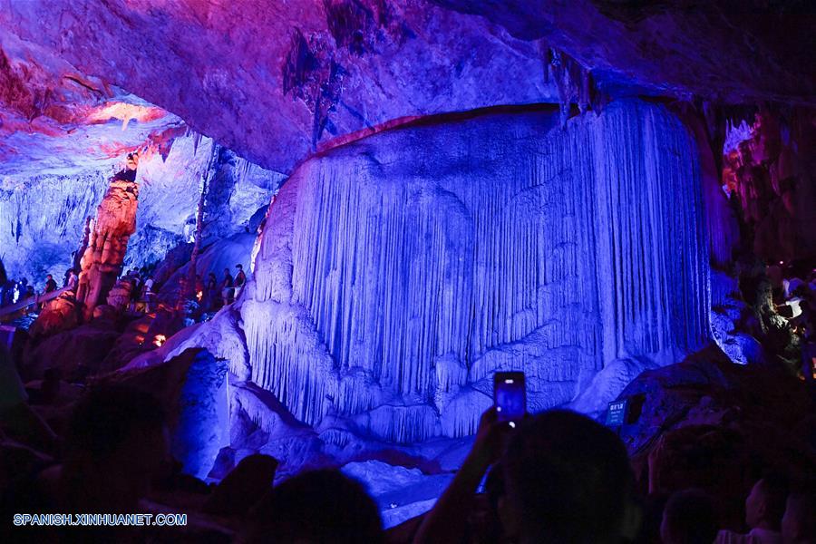 CHINA-ZHEJIANG-CUEVA KARSTICA-PAISAJE