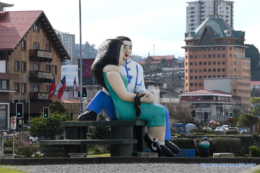 CHILE-PUERTO MONTT-ESCULTURA