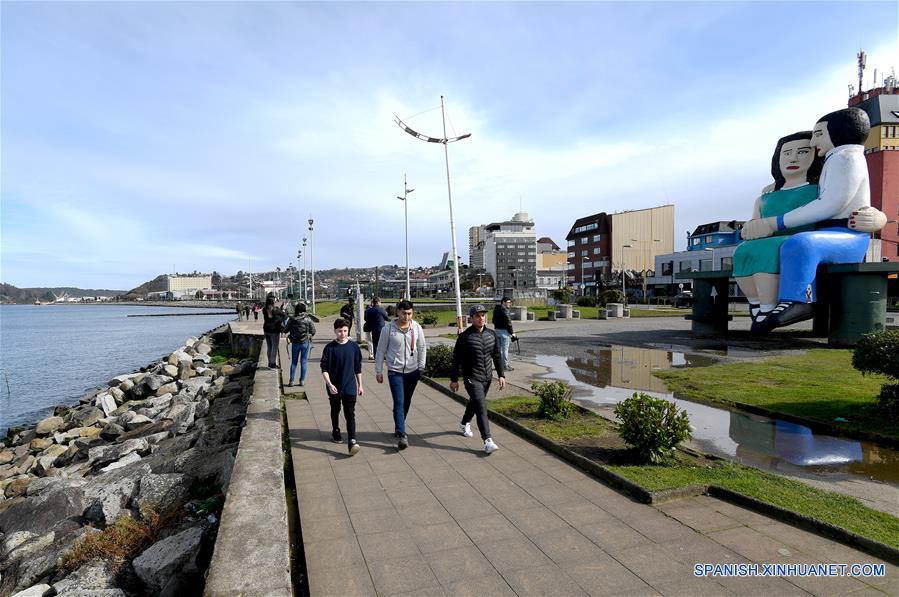 CHILE-PUERTO MONTT-ESCULTURA