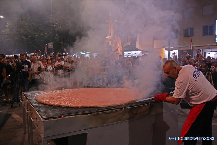 SERBIA-LESKOVAC-FESTIVAL-HAMBURGUESA MAS GRANDE