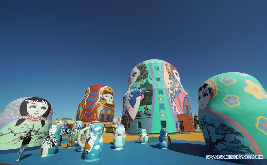 CHINA-MANZHOULI-PLAZA-MUÑECAS MATRYOSHKA 