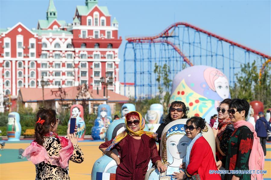 CHINA-MANZHOULI-PLAZA-MUÑECAS MATRYOSHKA 