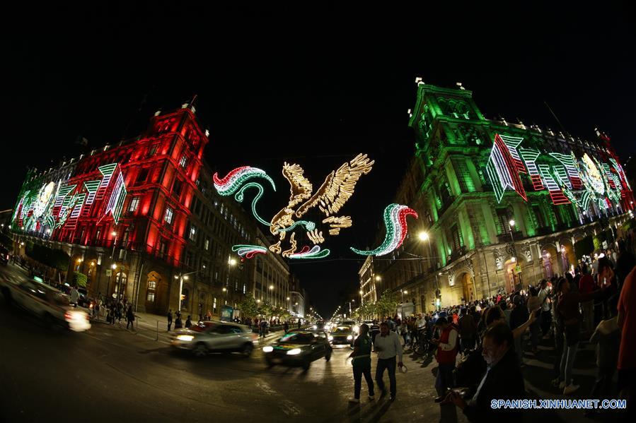 MEXICO-CIUDAD DE MEXICO-FIESTAS PATRIAS-ALUMBRADO