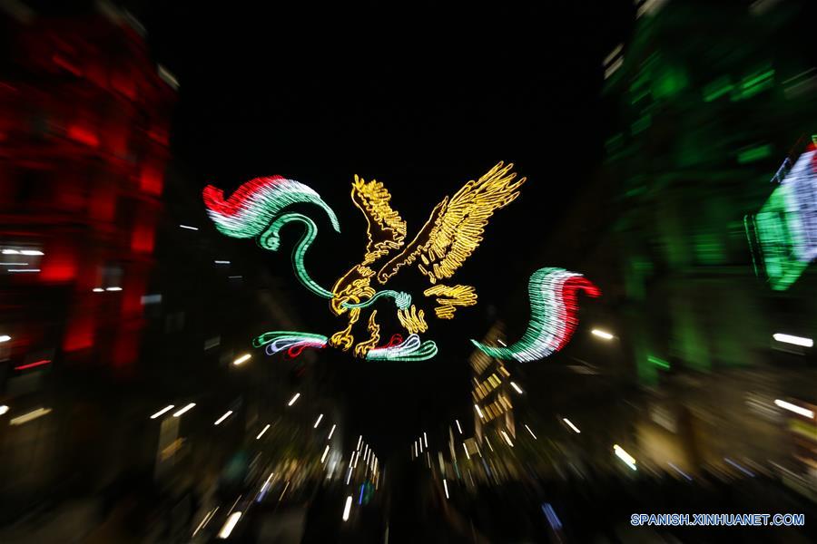 MEXICO-CIUDAD DE MEXICO-FIESTAS PATRIAS-ALUMBRADO