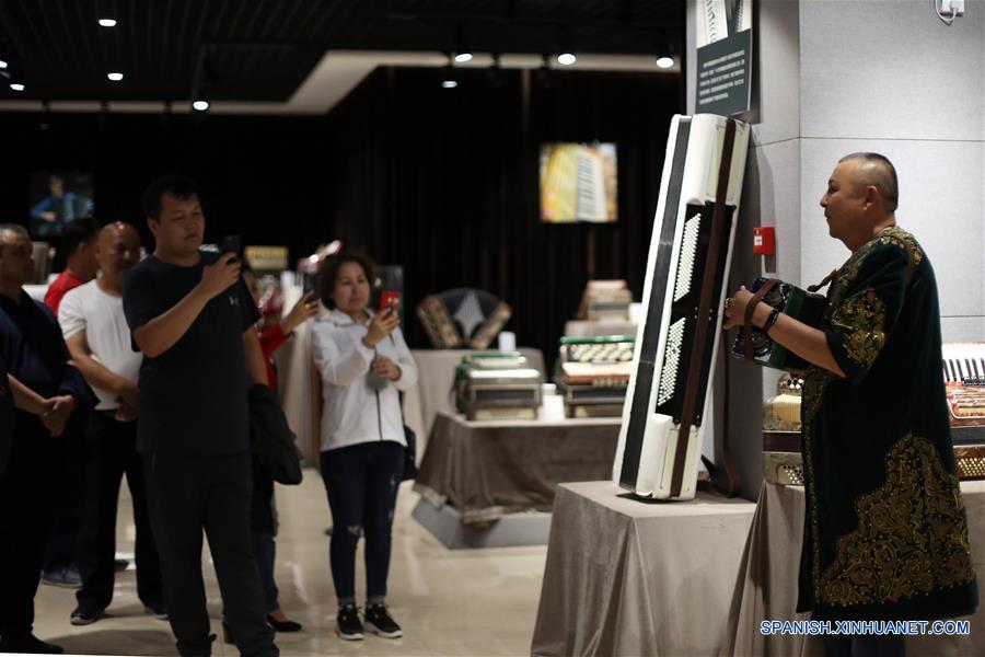 CHINA-XINJIANG-MUSEO DEL ACORDEON DE TACHENG