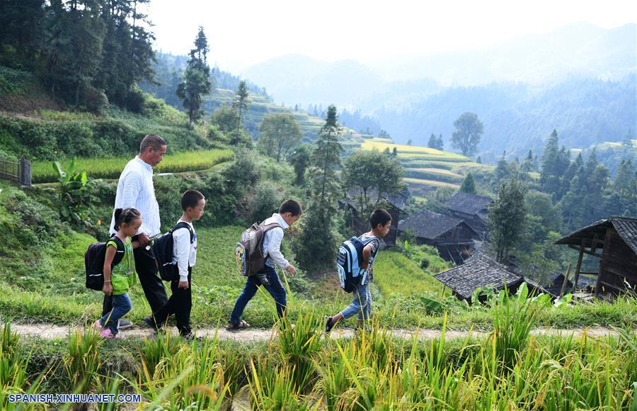 CHINA-GUIZHOU-ESCUELA RURAL-MAESTRO