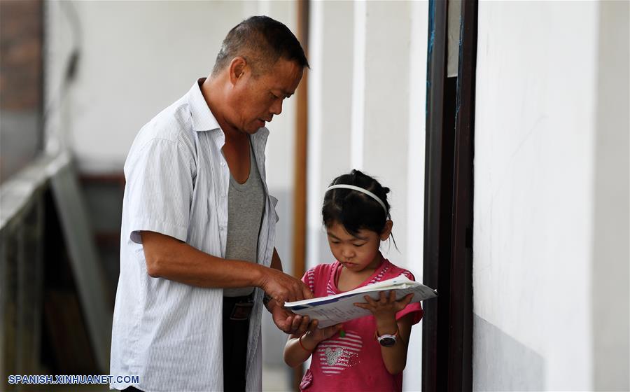 CHINA-GUIZHOU-ESCUELA RURAL-MAESTRO