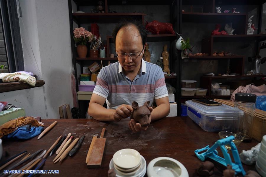 CHINA-JIANGSU-FIGURAS DE ARCILLA