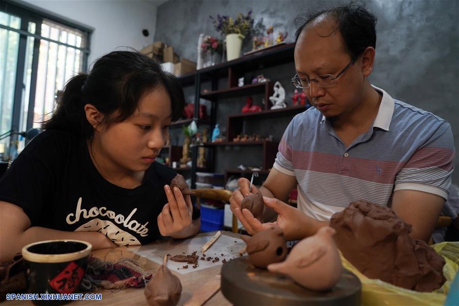 CHINA-JIANGSU-FIGURAS DE ARCILLA