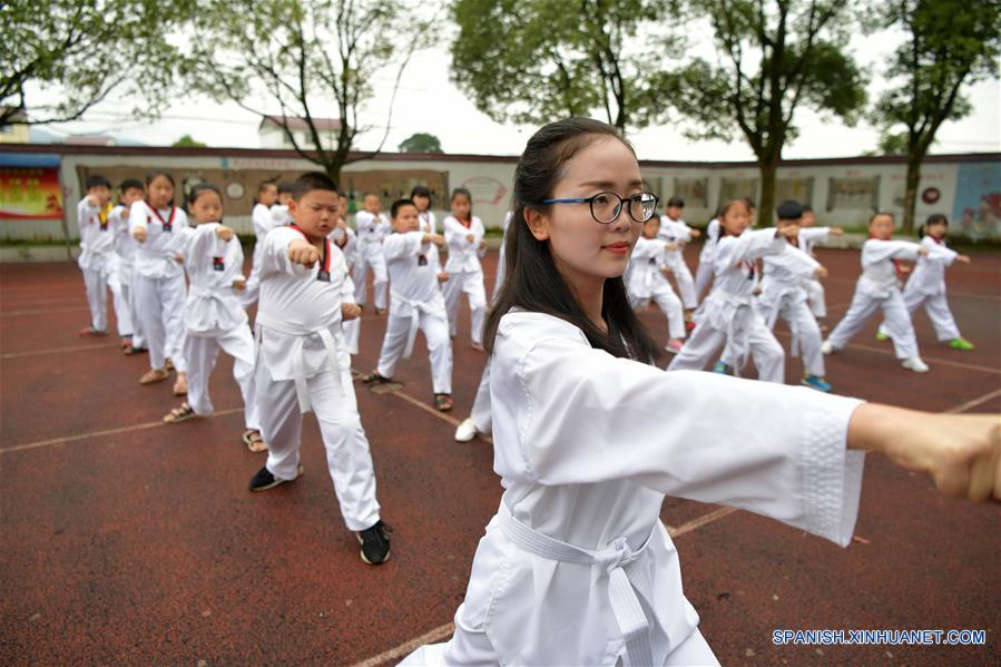 CHINA-JIANGXI-MAESTRA RURAL-SERIE