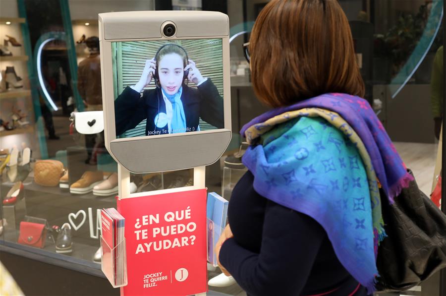 PERU-LIMA-CENTRO COMERCIAL-ROBOT