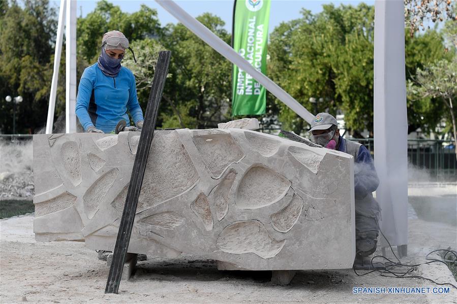 CHILE-SANTIAGO-ESCULTURA-SIMPOSIO