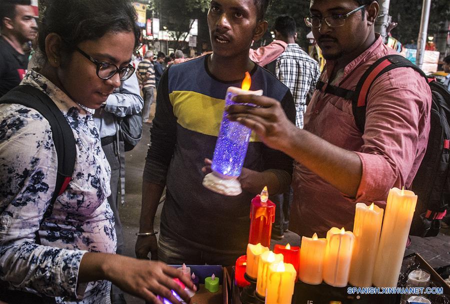 INDIA-CALCUTA-DIWALI-DECORACION