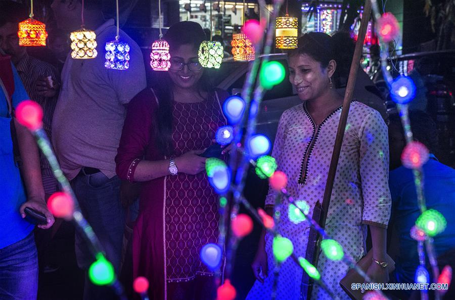 INDIA-CALCUTA-DIWALI-DECORACION