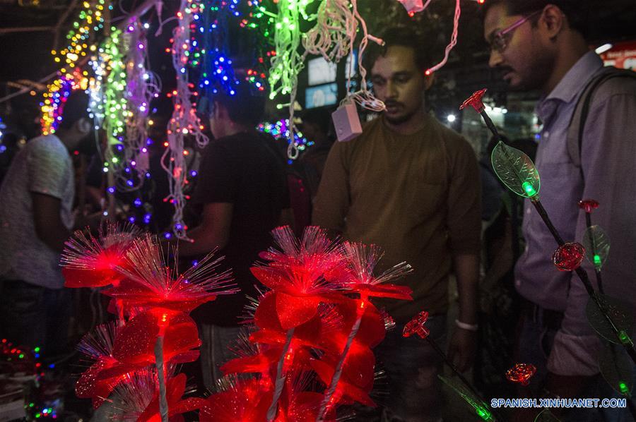 INDIA-CALCUTA-DIWALI-DECORACION
