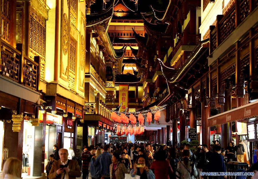 CHINA-SHANGHAI-JARDIN YUYUAN-VISTA NOCTURNA
