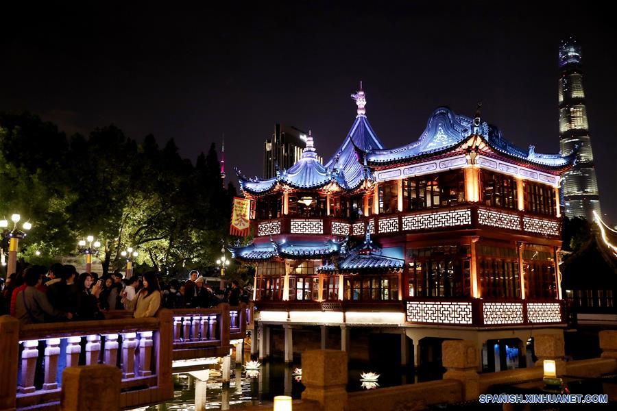 CHINA-SHANGHAI-JARDIN YUYUAN-VISTA NOCTURNA