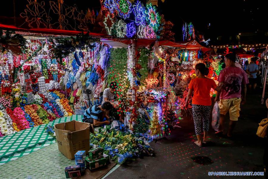 PHILIPPINES-QUEZON CITY-MARKET-CHRISTMAS DECORATIONS