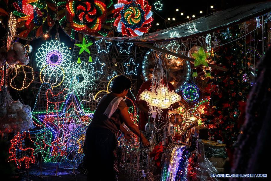 FILIPINAS-CIUDAD QUEZON-MERCADO-DECORACIONES DE NAVIDAD