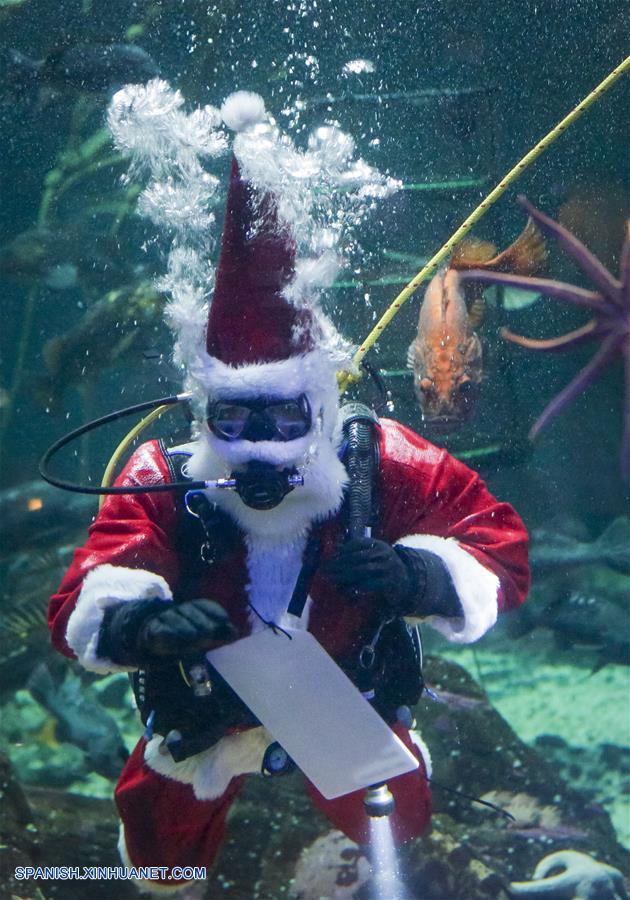 CANADA-VANCOUVER-BUCEO DE SANTA CLAUS