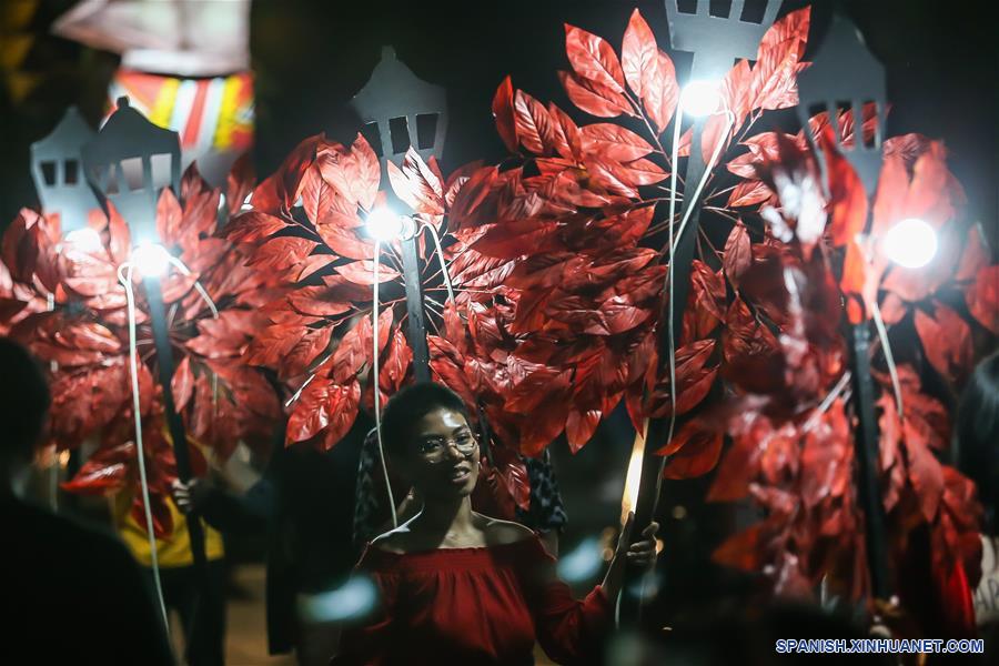 FILIPINAS-QUEZON-DESFILE DE LINTERNAS