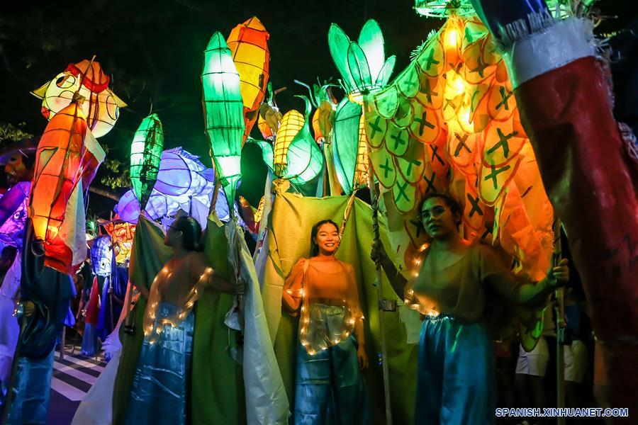 FILIPINAS-QUEZON-DESFILE DE LINTERNAS