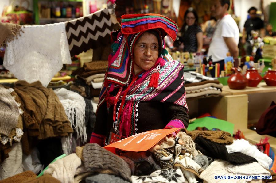 PERU-LIMA-FERIA-ARTE POPULAR 