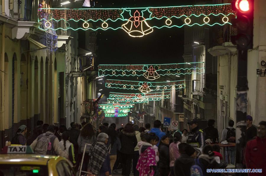 ECUADOR-QUITO-ARBOL DE NAVIDAD-ILUMINACION