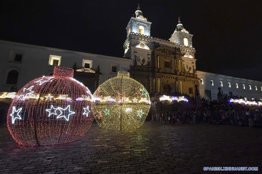 ECUADOR-QUITO-ARBOL DE NAVIDAD-ILUMINACION