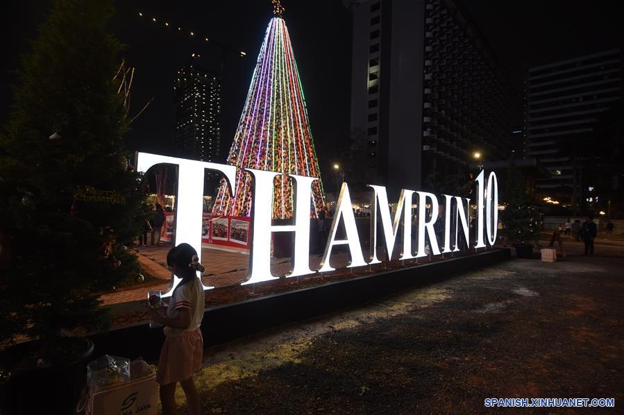 INDONESIA-YAKARTA-ARBOL DE NAVIDAD-BOTELLAS DE PLASTICO