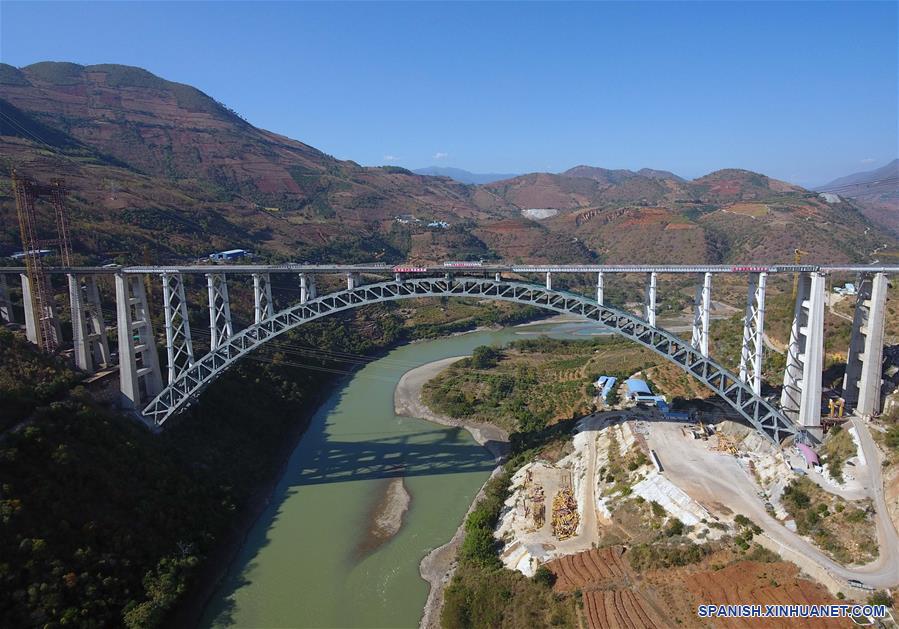 CHINA-YUNNAN-RIO NUJIANG-CONSTRUCCION-PUENTE DE TREN 