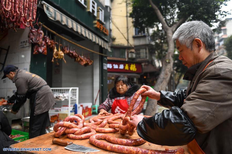 CHINA-SICHUAN-CHENGDU-VIDA COTIDIANA-EMBUTIDO