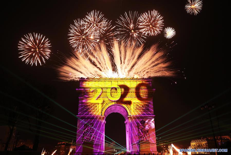 FRANCIA-PARIS-ARCO DEL TRIUNFO-FUEGOS ARTIFICIALES