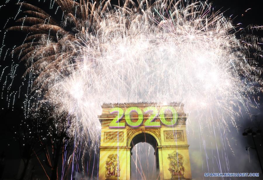 FRANCIA-PARIS-ARCO DEL TRIUNFO-FUEGOS ARTIFICIALES