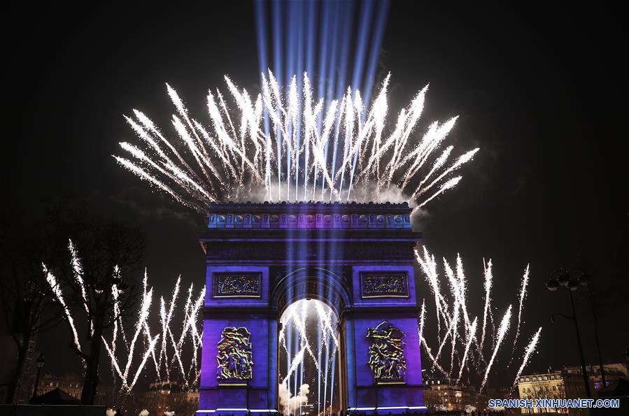 FRANCIA-PARIS-ARCO DEL TRIUNFO-FUEGOS ARTIFICIALES