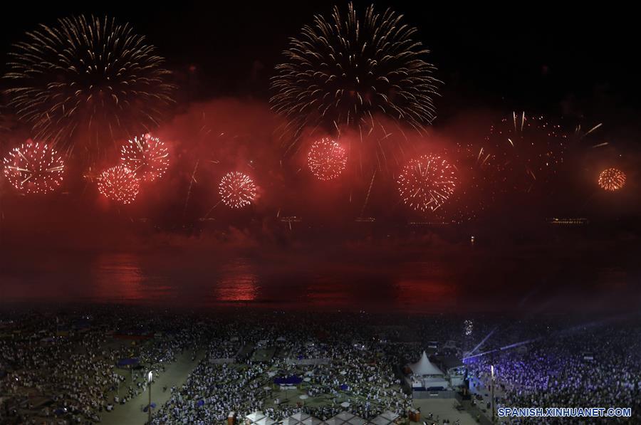 BRASIL-RIO DE JANEIRO-COPACABANA-AÑO NUEVO