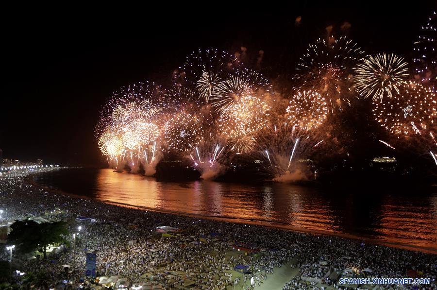 BRASIL-RIO DE JANEIRO-COPACABANA-AÑO NUEVO