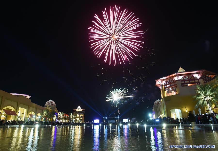 KUWAIT-GOBERNACION DE AHMADI-AÑO NUEVO-FUEGOS ARTIFICIALES