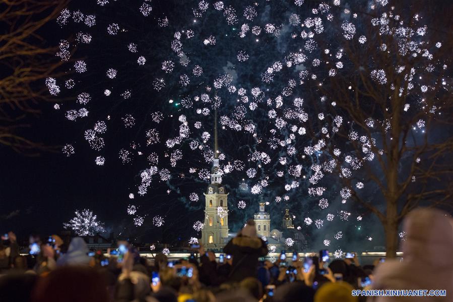 RUSIA-SAN PETERSBURGO-AÑO NUEVO-CELEBRACION