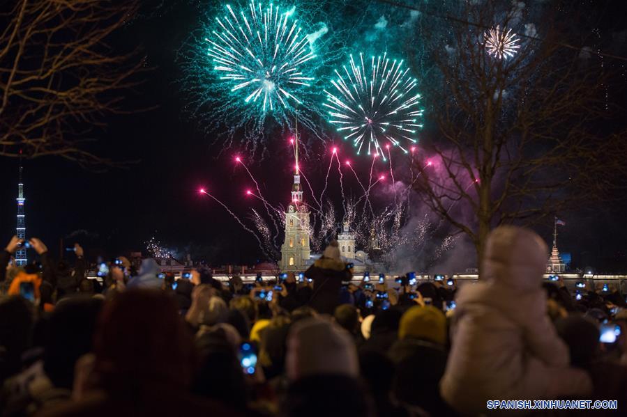 RUSIA-SAN PETERSBURGO-AÑO NUEVO-CELEBRACION